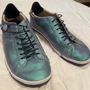 Plae size 7 tennis shoe